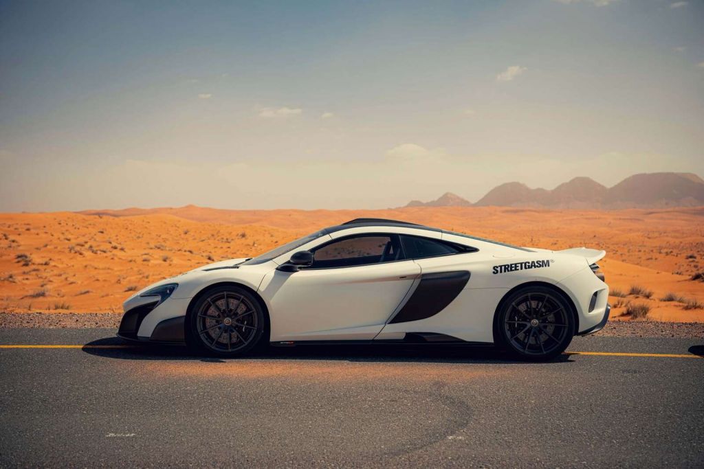McLaren 675LT nel deserto