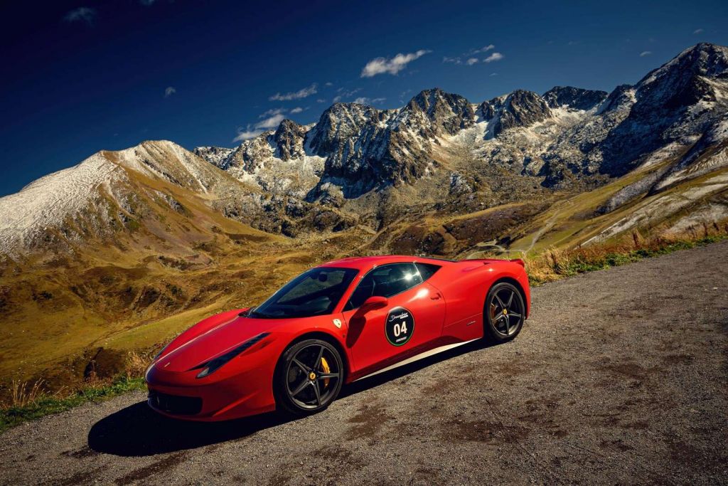 Ferrari 458 con le cime alpine
