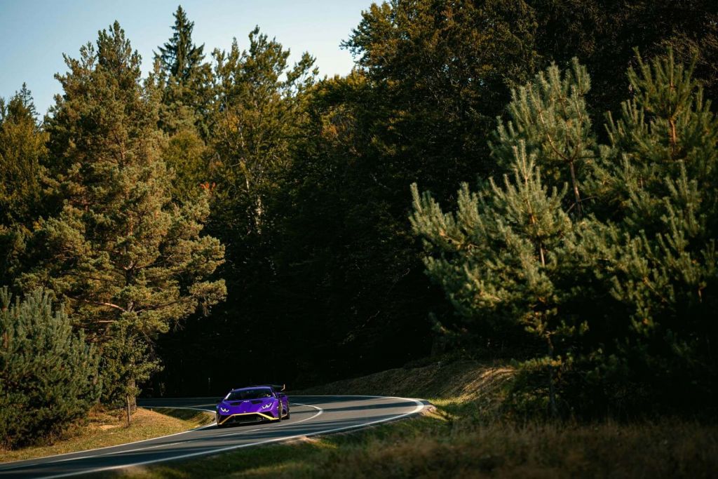 Lamborghini Huracán viola in paesaggio boschivo