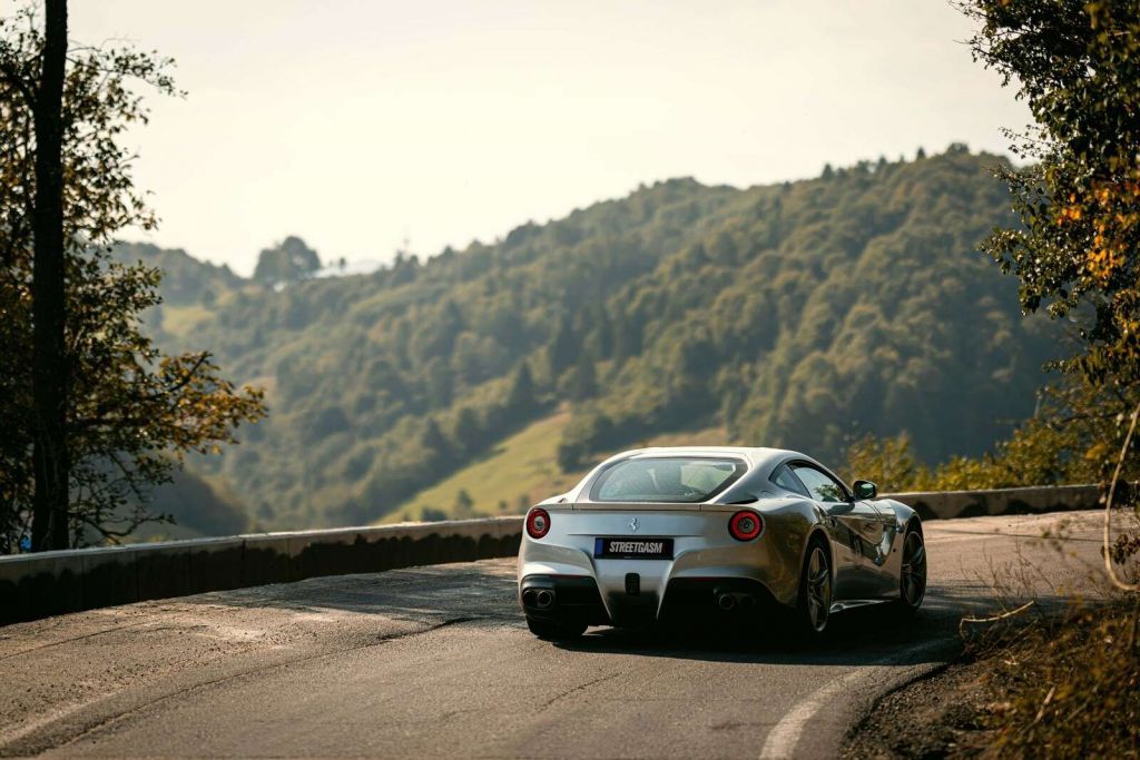 Ferrari F12 tra le montagne