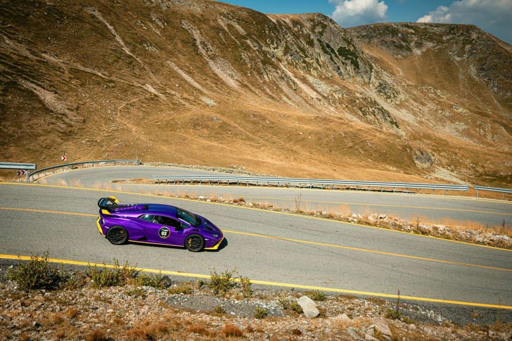Lamborghini Huracán su una strada di montagna