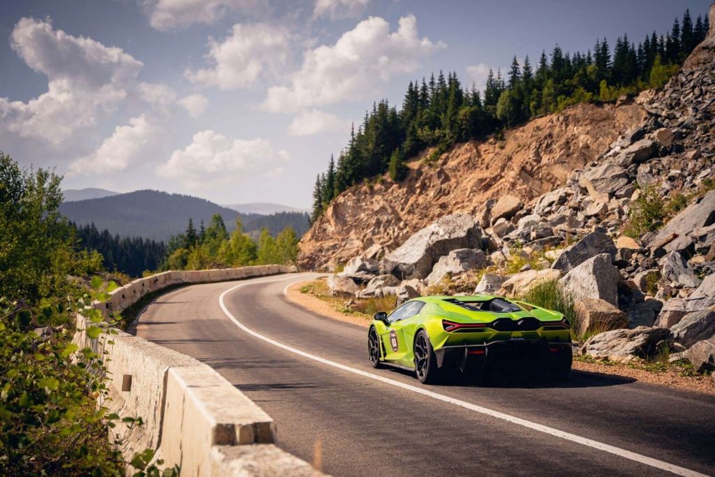 Lamborghini Revuelto nelle montagne