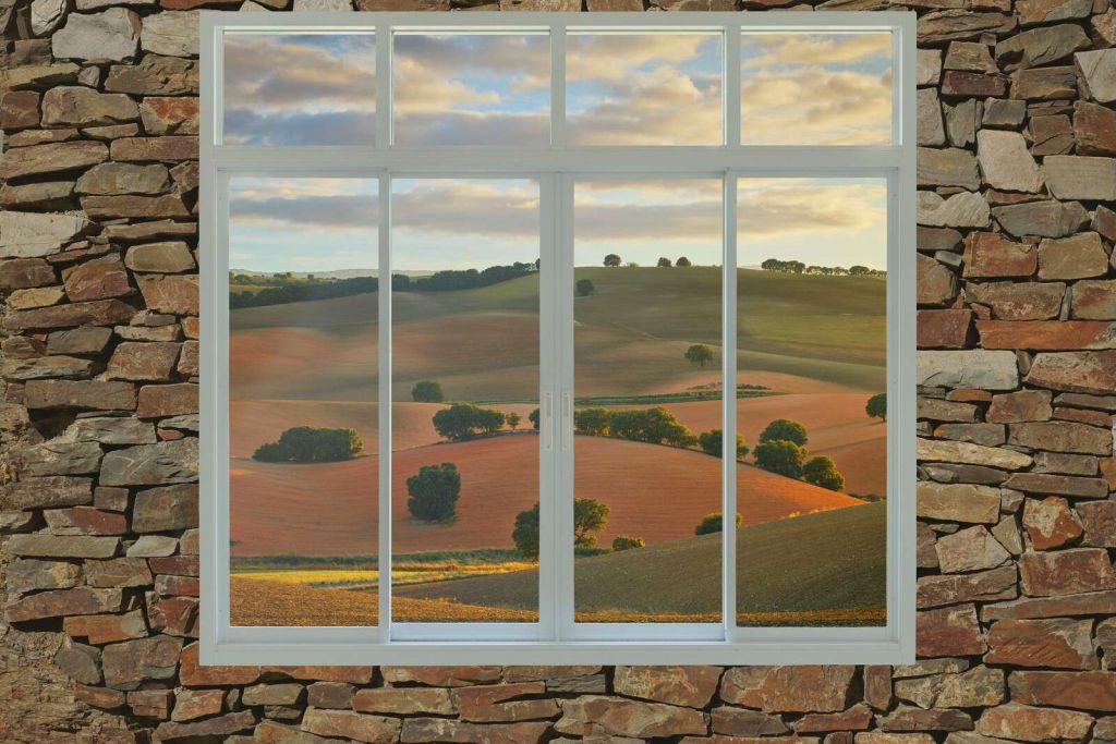 Colline brillanti nella luce del tramonto