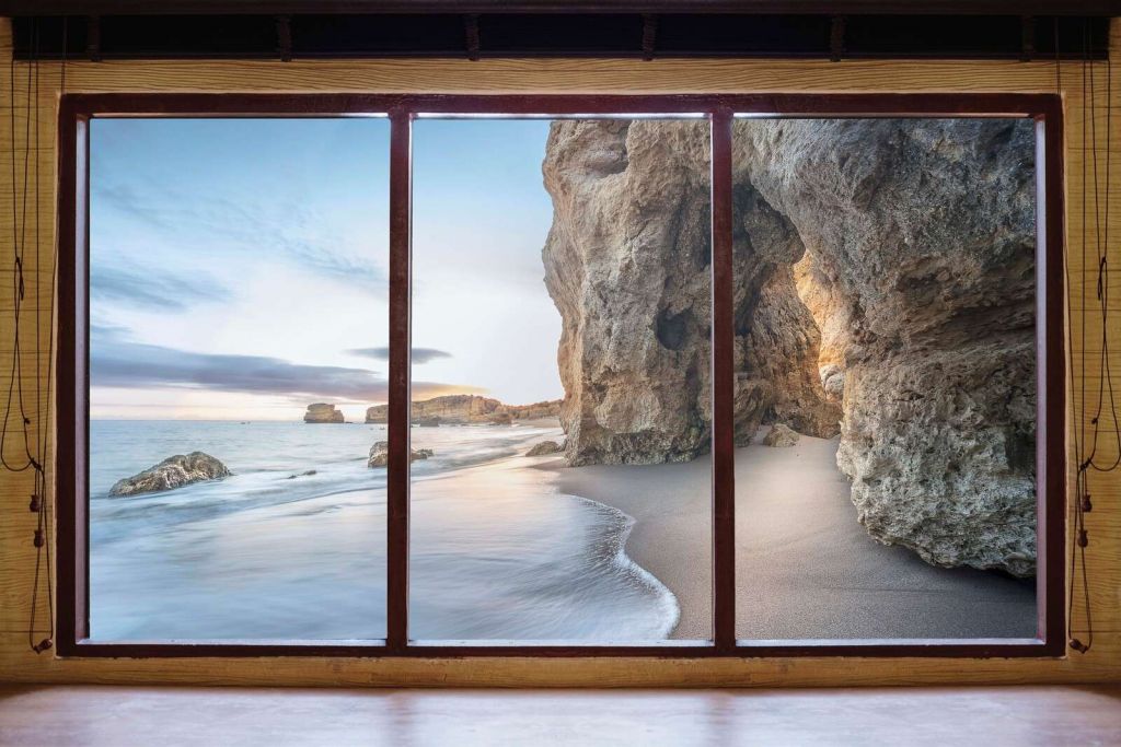 Vista sul mare con insenatura rocciosa