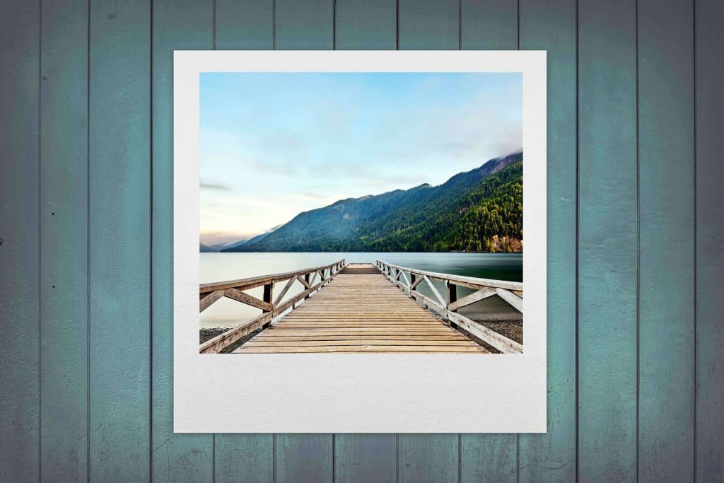 Pontile in legno al lago di montagna