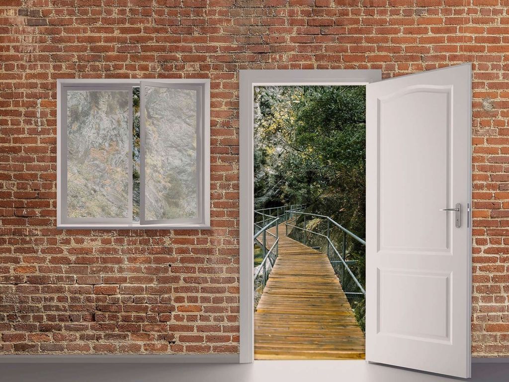 Ponte tra roccia e verde