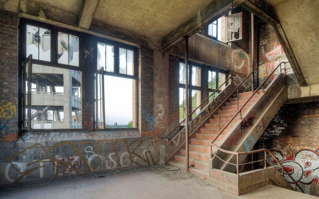 Cage di scale decadente con graffiti