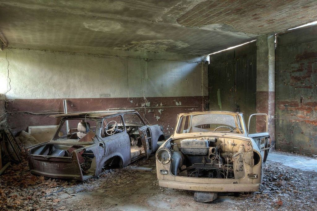 Garage abbandonato con rottami