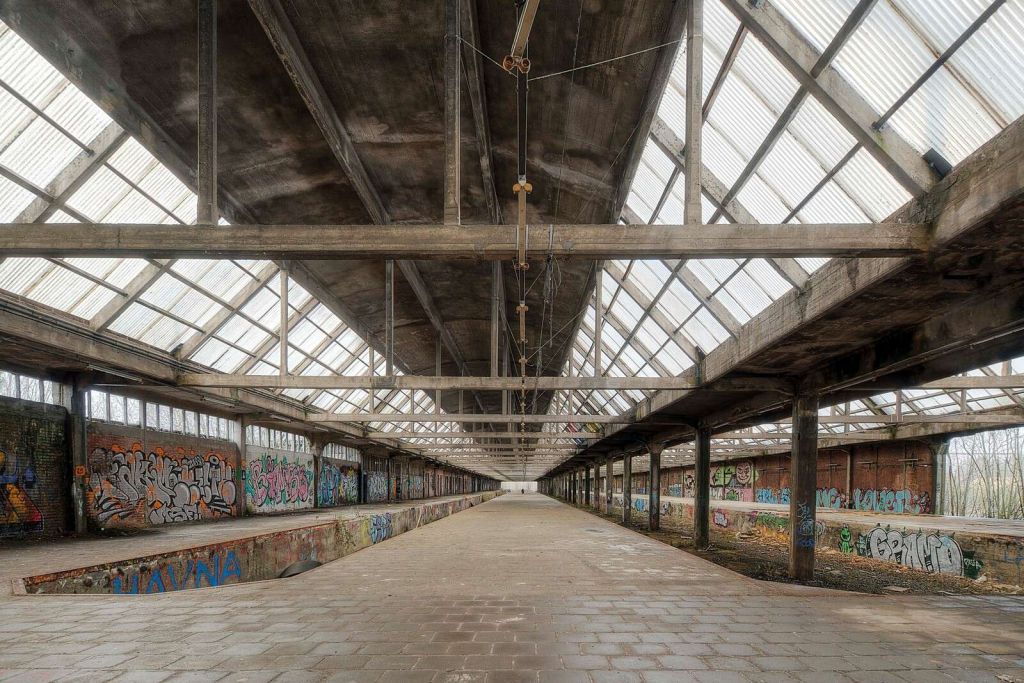 Magazzino abbandonato con pareti di graffiti