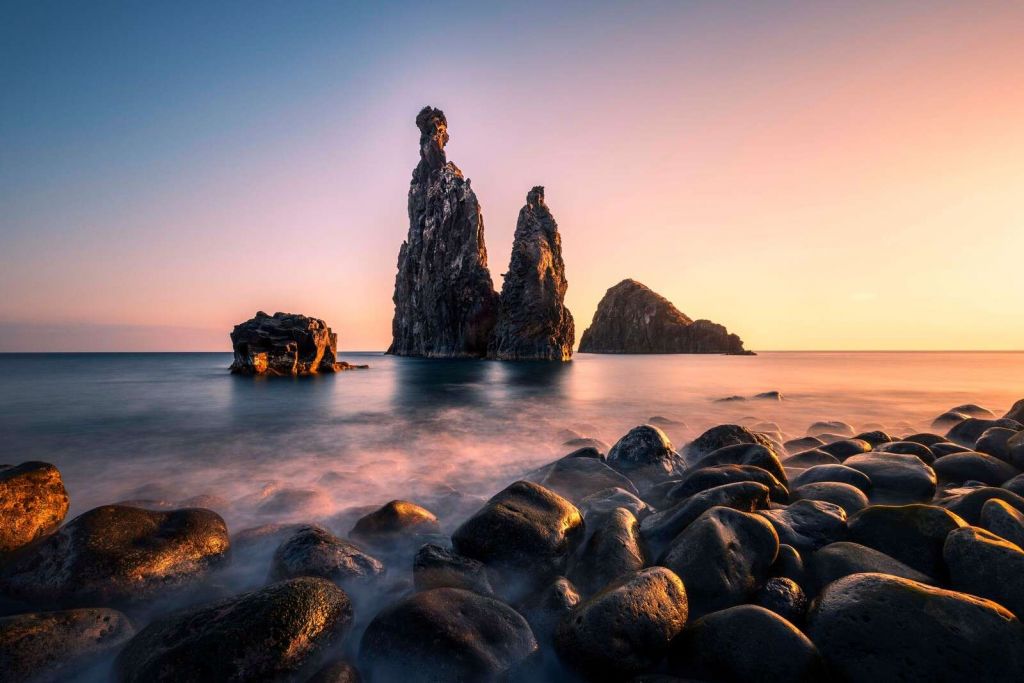 Luce del tramonto sulla costa rocciosa