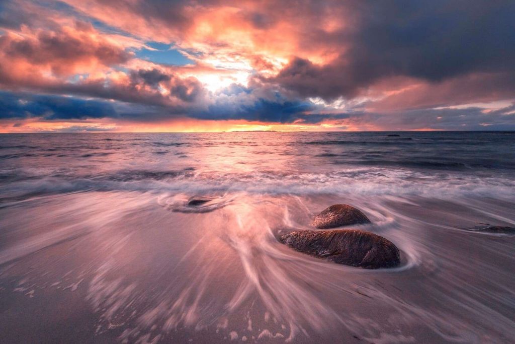 Cielo tempestoso sopra onde tranquille