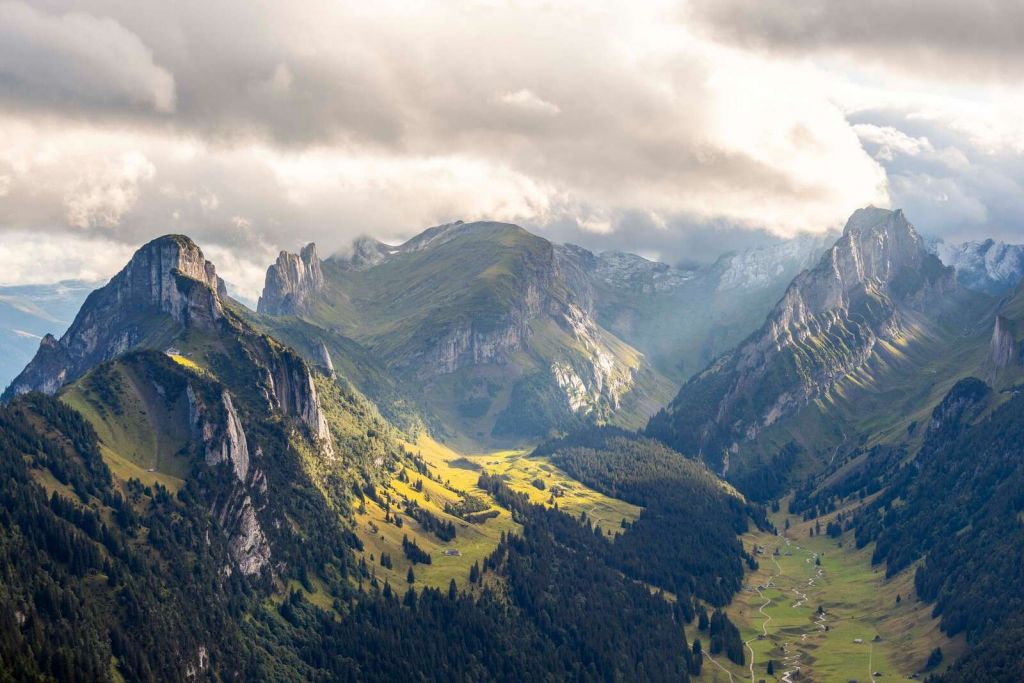 Luce solare su una valle di montagna verde
