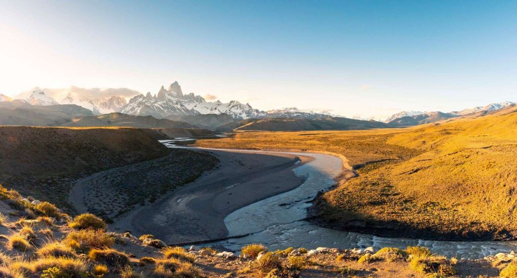 Paesaggio di montagna con fiume tortuoso nella luce del mattino