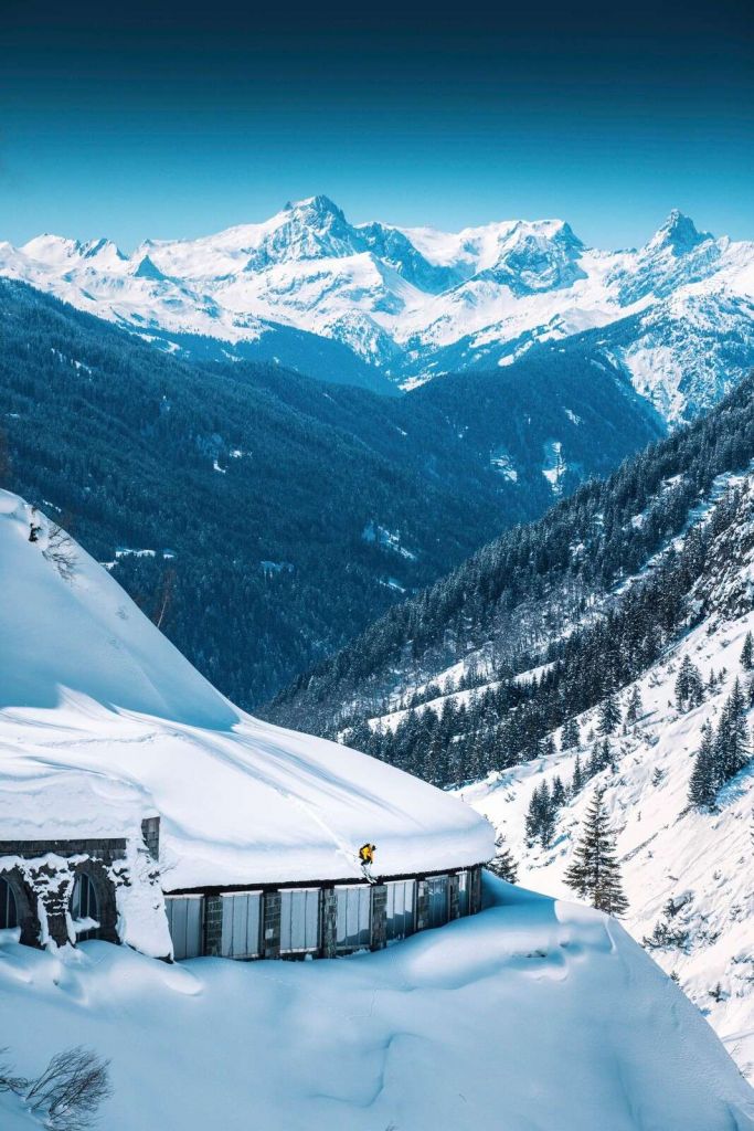 Cime alpine blu scuro nella neve invernale