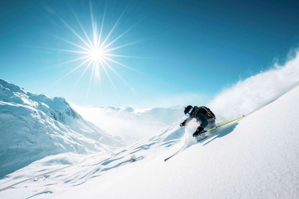 Neve polverosa sotto il sole invernale gelido