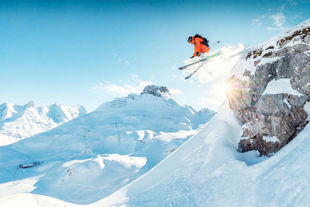 Salto in un paesaggio montano innevato