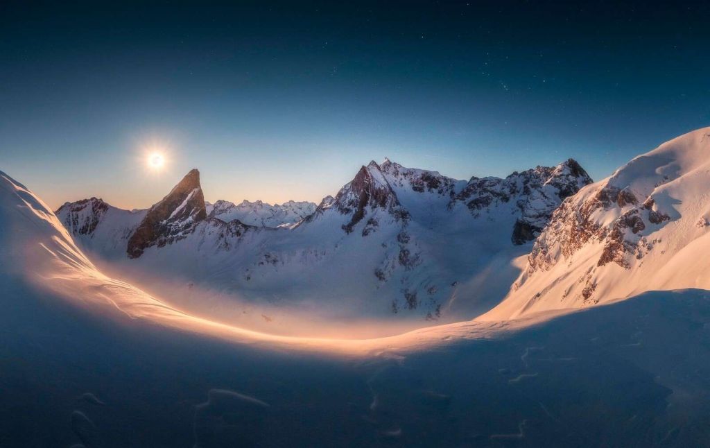 Luce della luna su un passo di montagna silenzioso