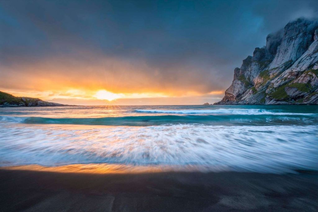 Tramonto sulla costa rocciosa