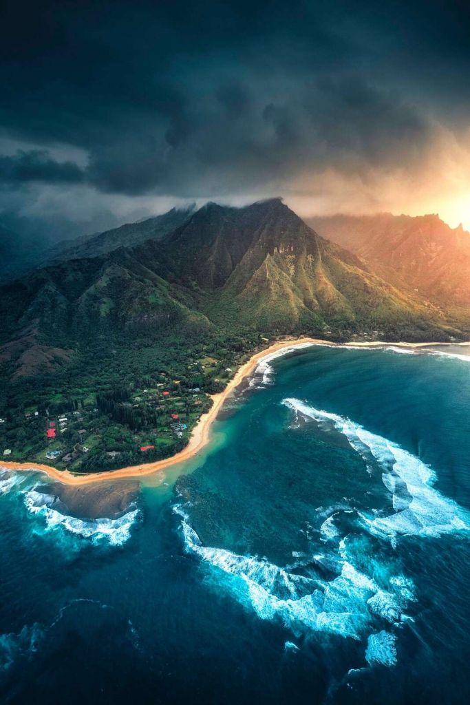 Costa tropicale sotto un cielo minaccioso