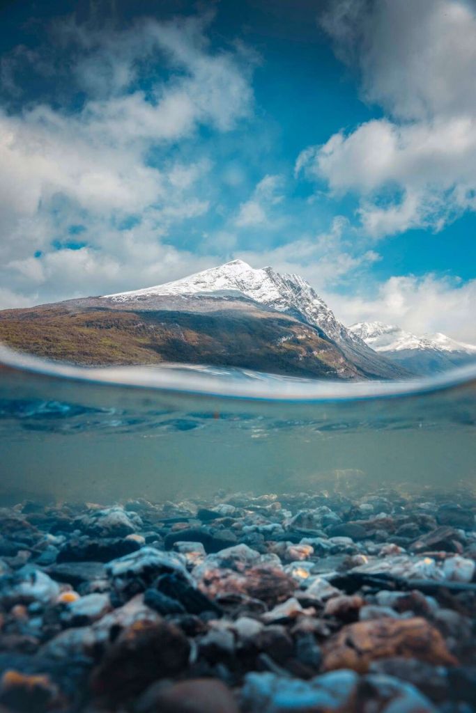 Vista sulla montagna attraverso l'acqua limpida del ghiacciaio