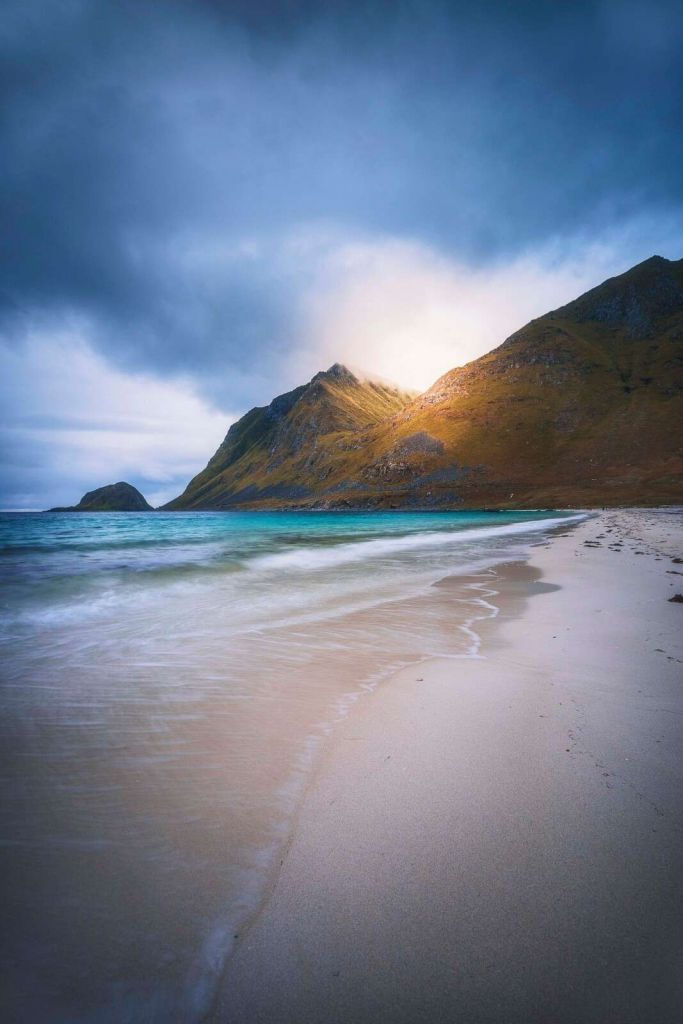 Luce solare su montagna e mare