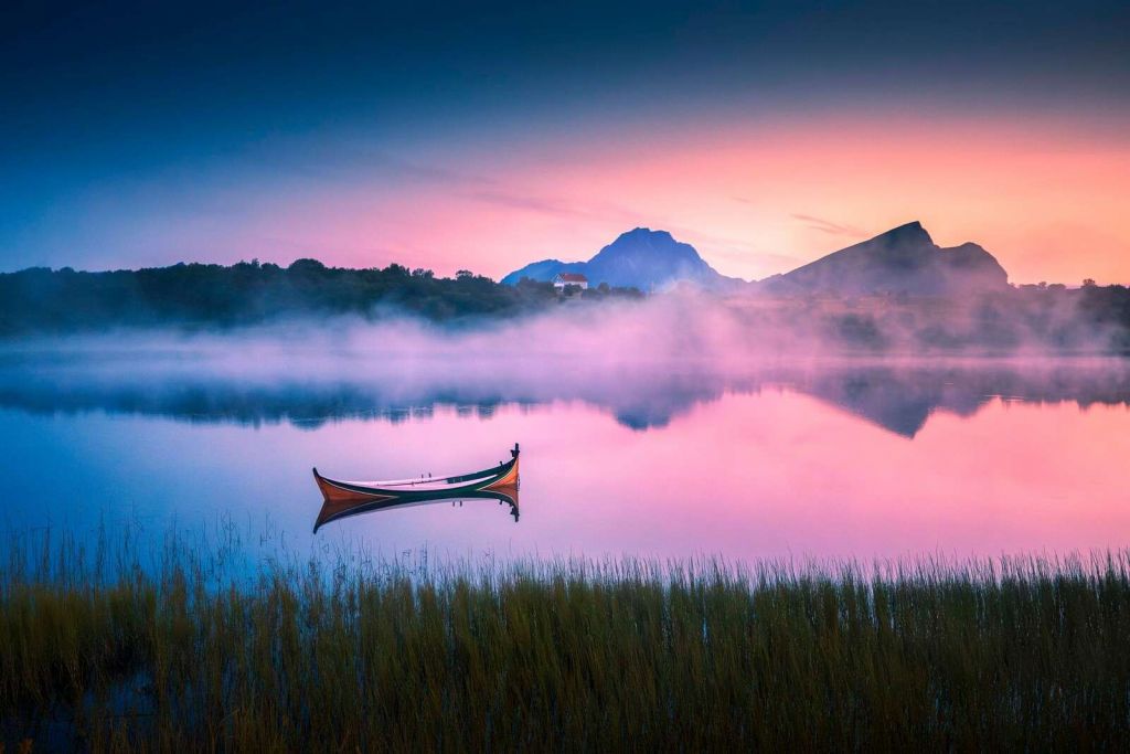 Alba nebbiosa sul lago