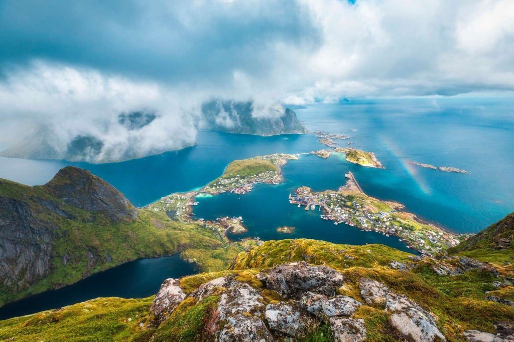 Arcobaleno sopra le isole del villaggio del fiordo