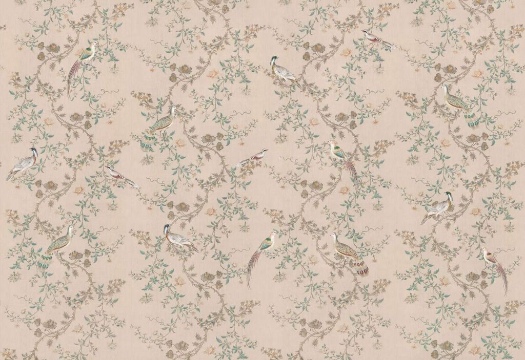 Fagiani tra rampicanti in fiore