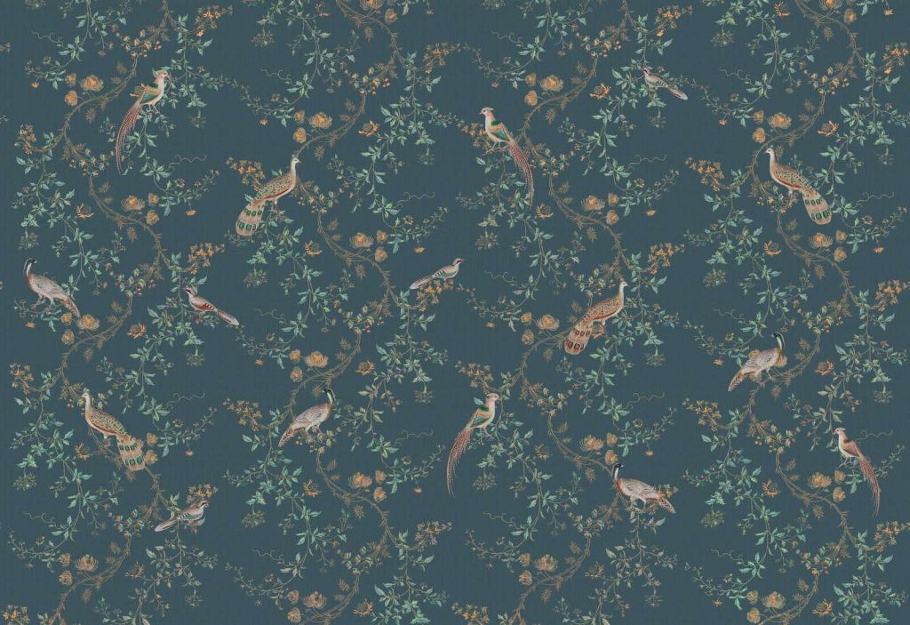 Fagiani in un'abbondanza di fiori blu notte