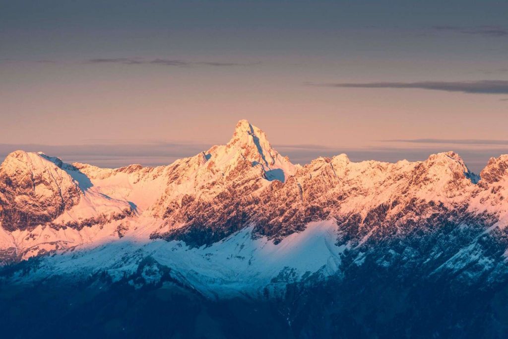 Luce del tramonto sulle cime innevate