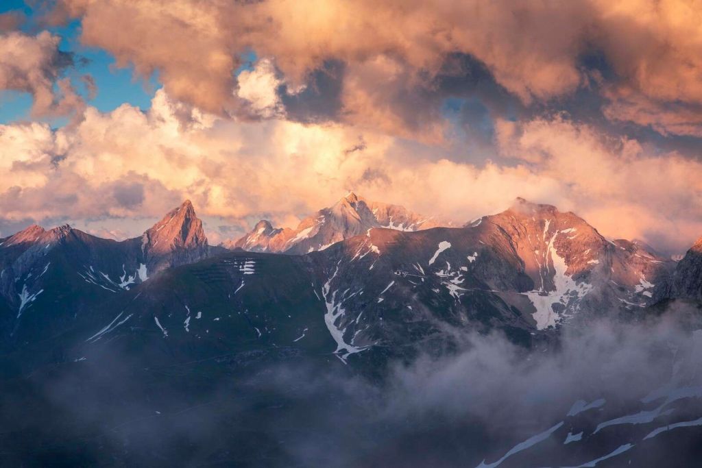 Luce del tramonto sul crinale montano