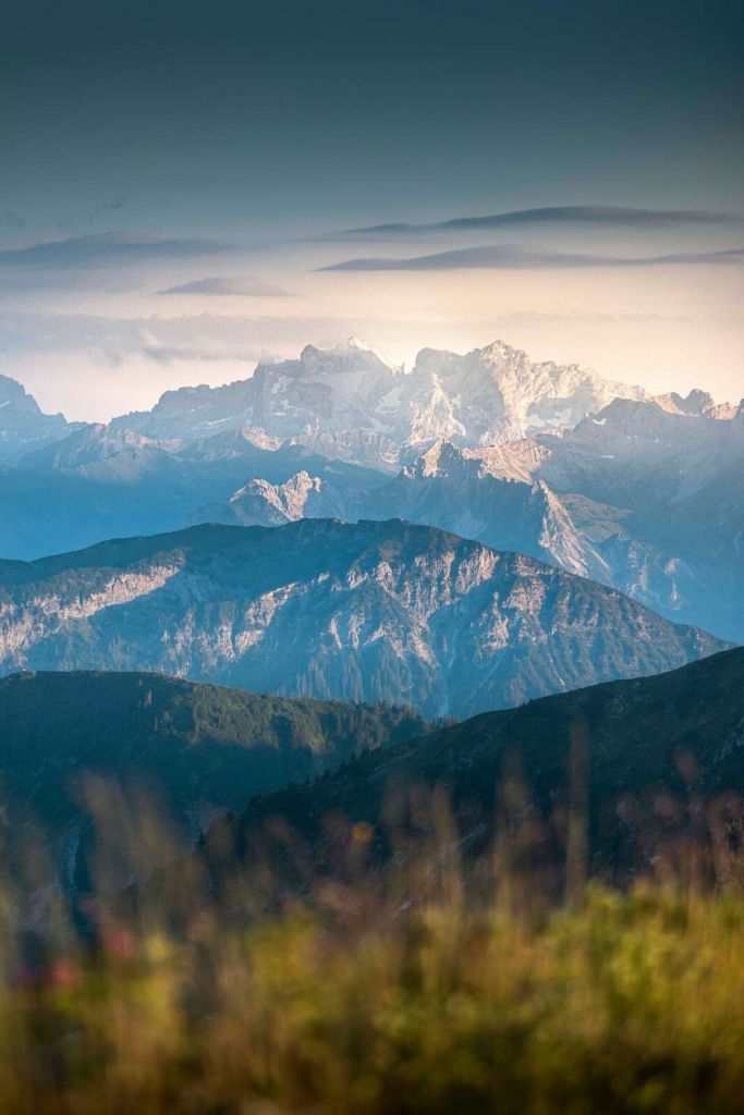 Stratificazione blu nelle montagne