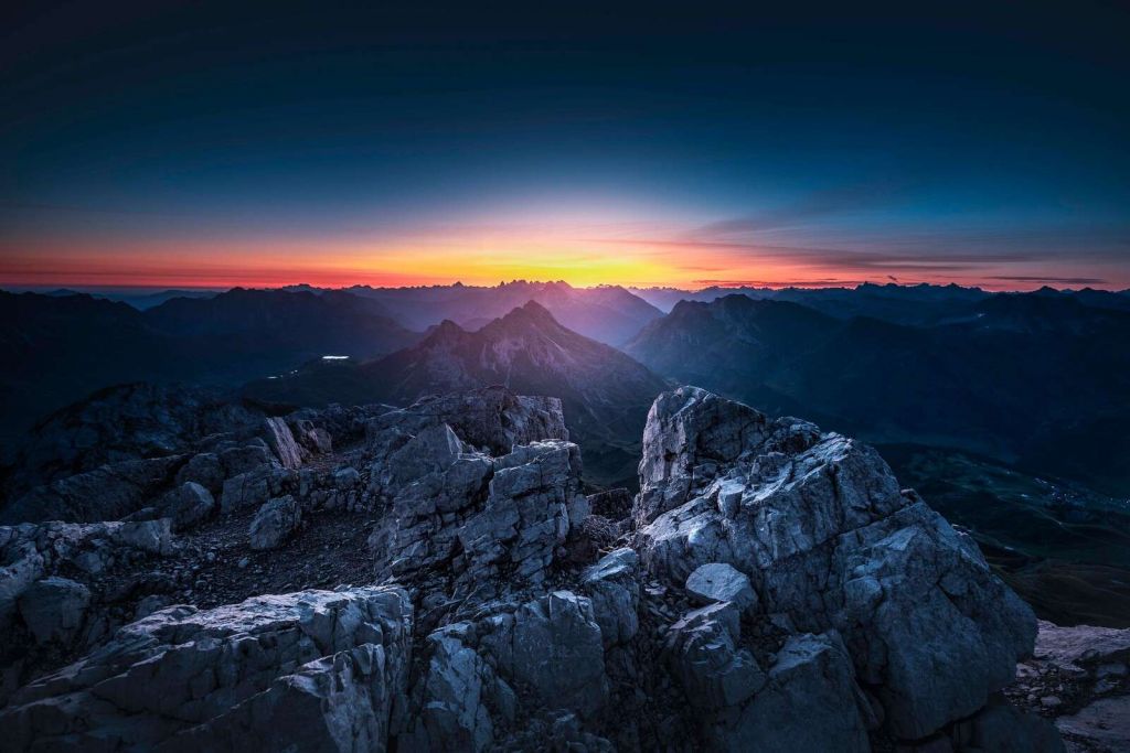 Vista rocciosa all'alba