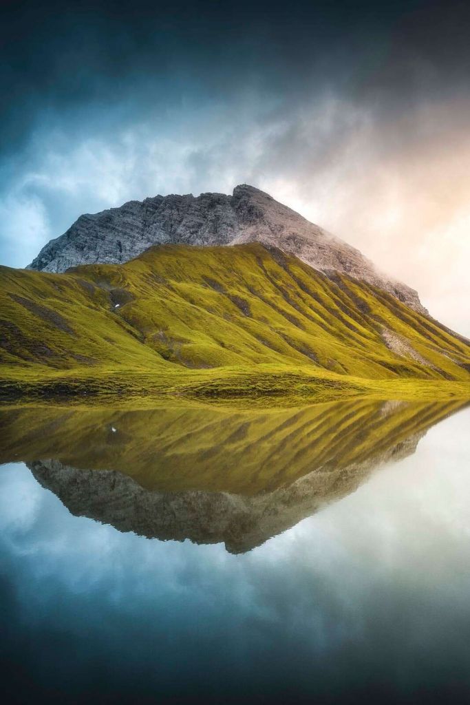 Cima della montagna riflessa nella luce del mattino