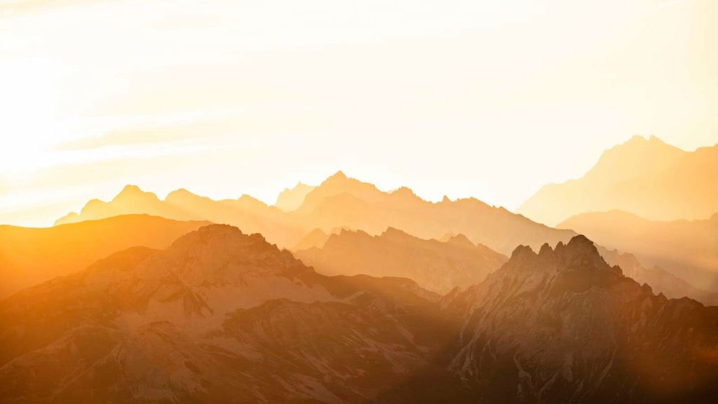 Montagne dorate all'alba