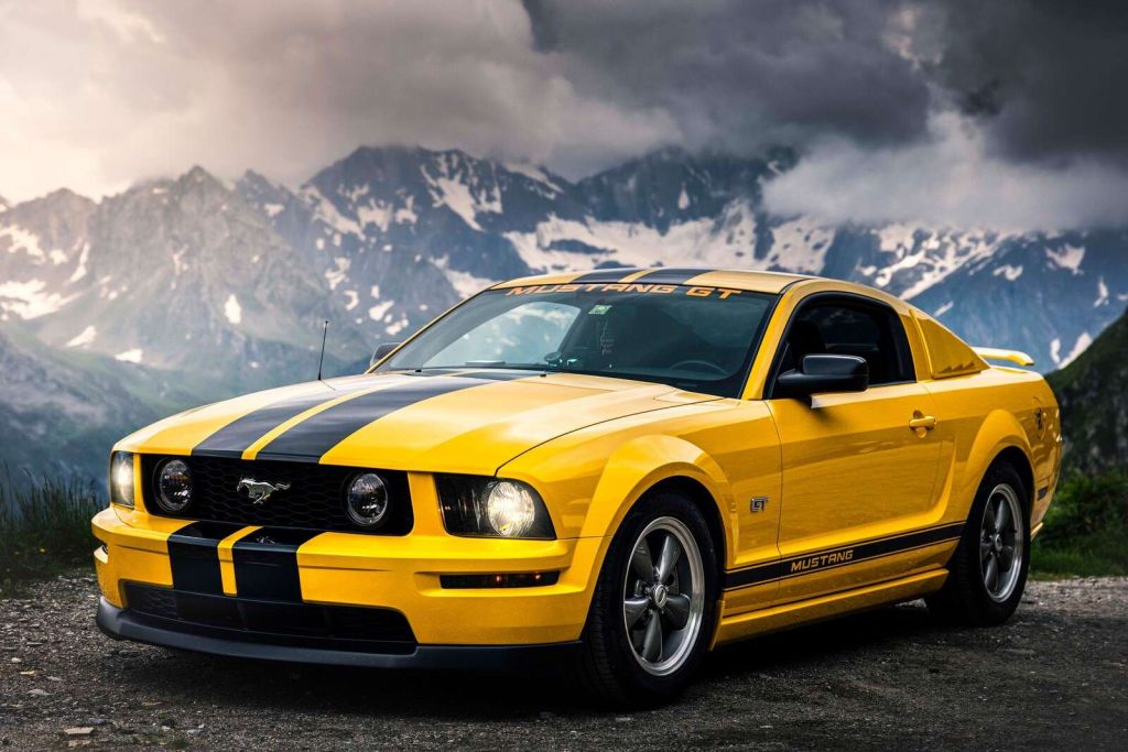 Mustang giallo in paesaggio montano
