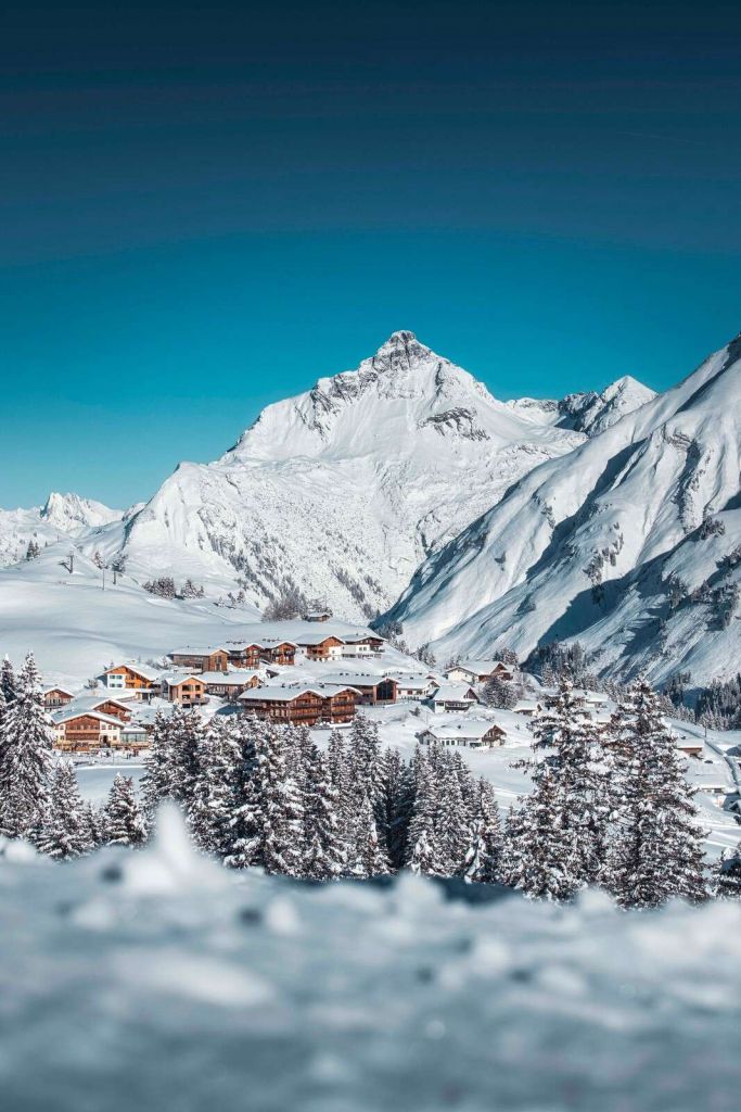 Rifugi di montagna sotto cime invernali