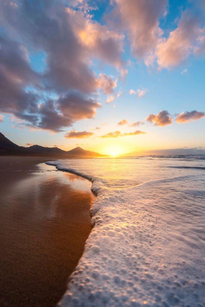 Tramonto dorato sulla costa