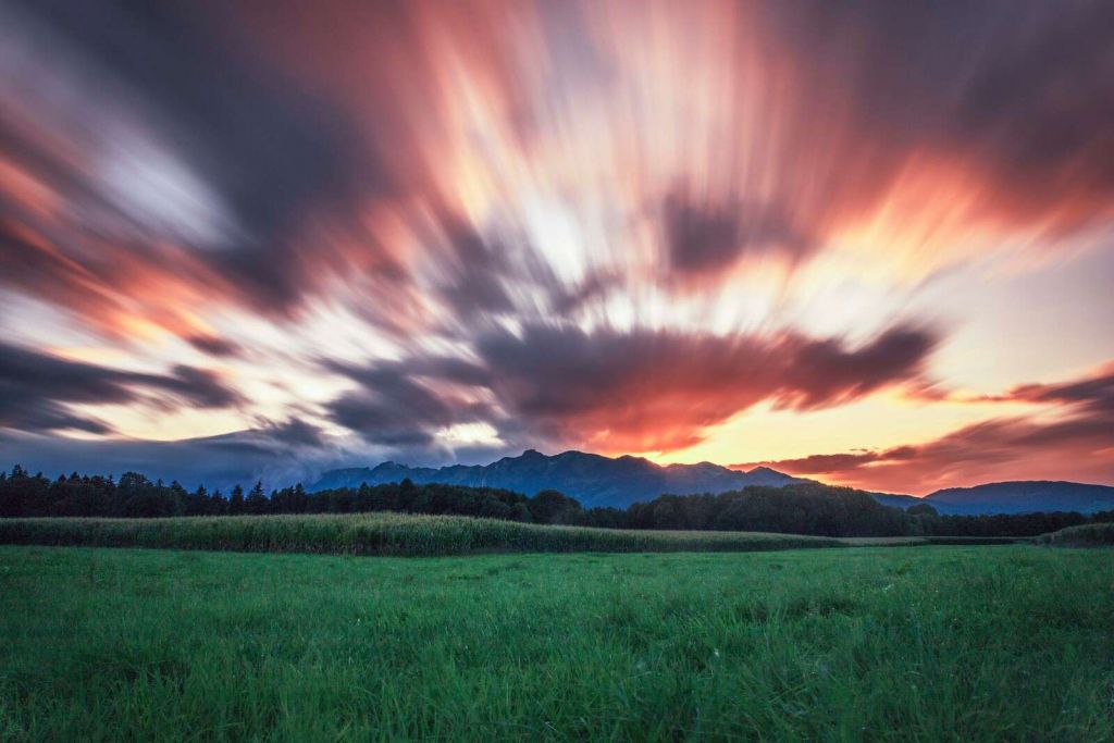 Tramonto sopra una pianura verde