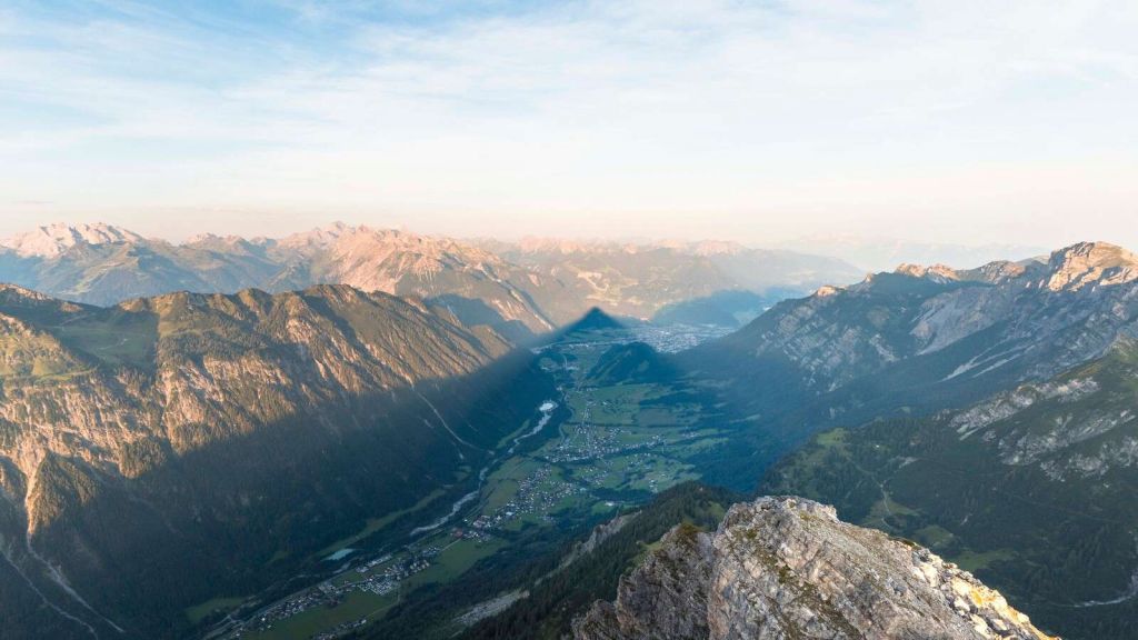 Ombra della valle nella luce dell'alba