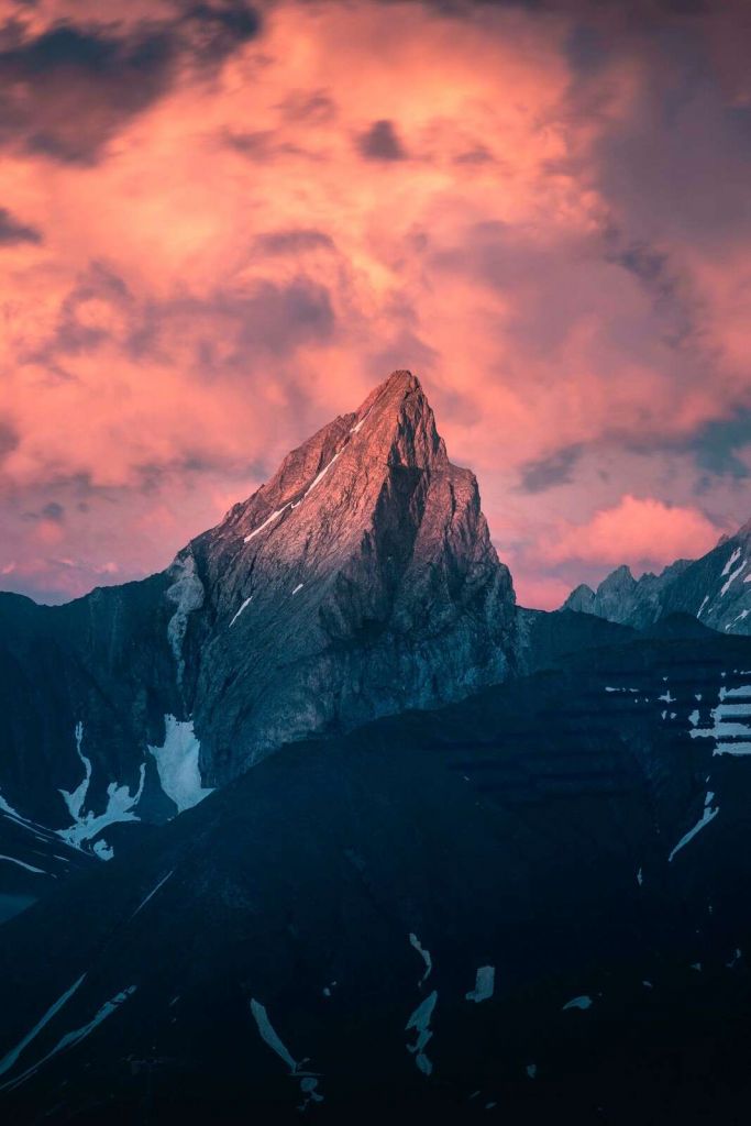 Pinnacoli montani nel crepuscolo infuocato