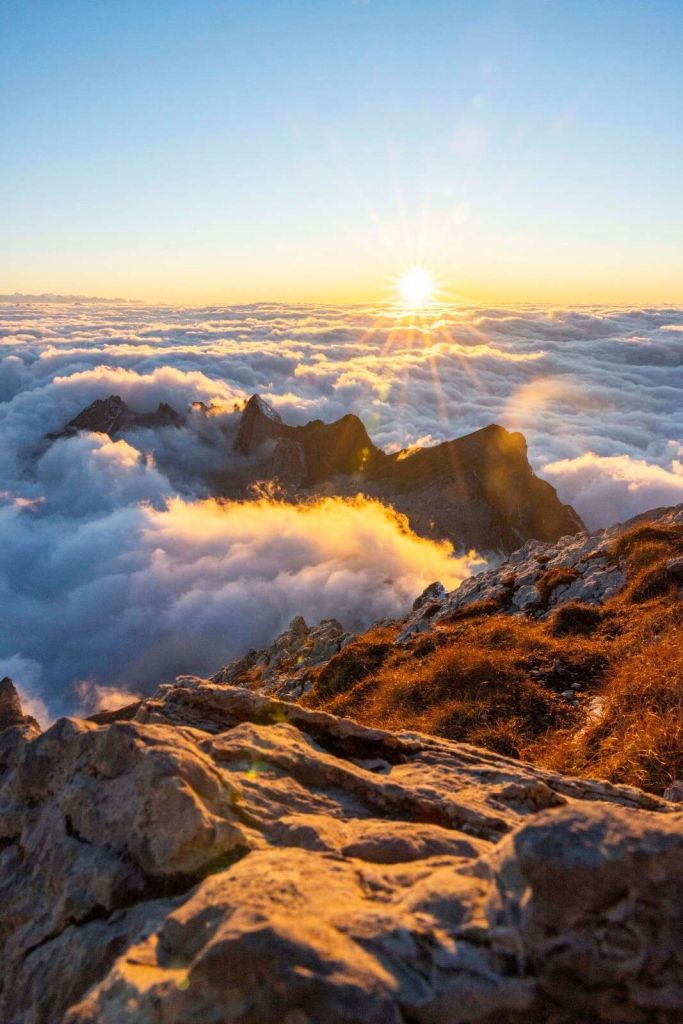 Luce solare sopra il mare di nuvole