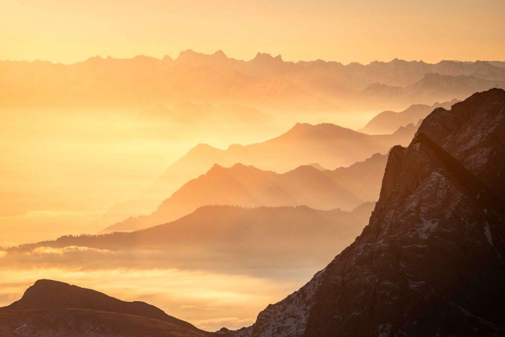 Bagliore dorato sulle catene montuose