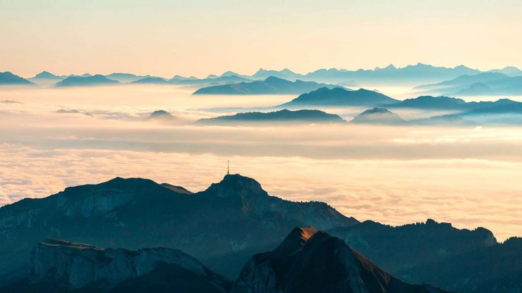 Strati di montagne blu nella nebbia del mattino