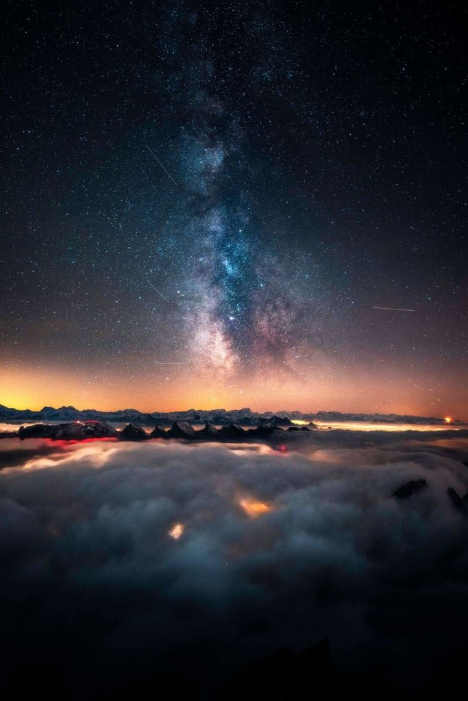 Via Lattea sopra le strisce notturne della montagna