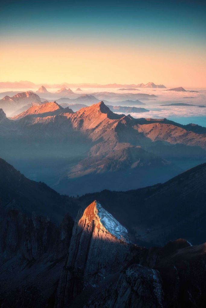 Prima luce del sole sulla cresta della montagna