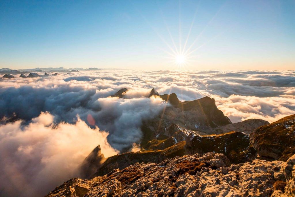 Zona sopra il manto nuvoloso e le cime delle montagne