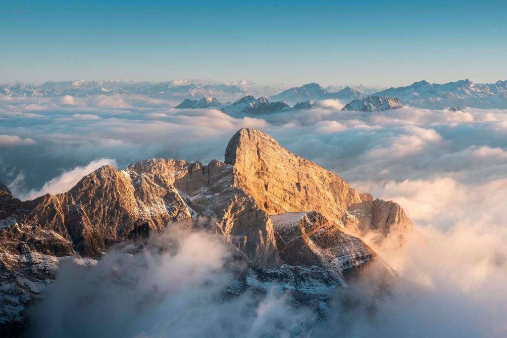 Cima innevata al crepuscolo.