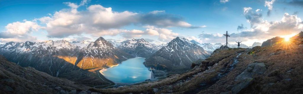 Vista sul lago alpino al tramonto