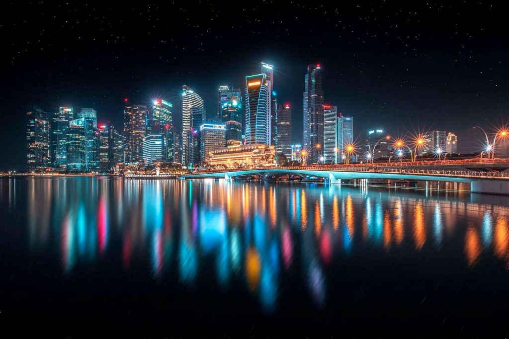 Riflessi di luce sulla moderna skyline